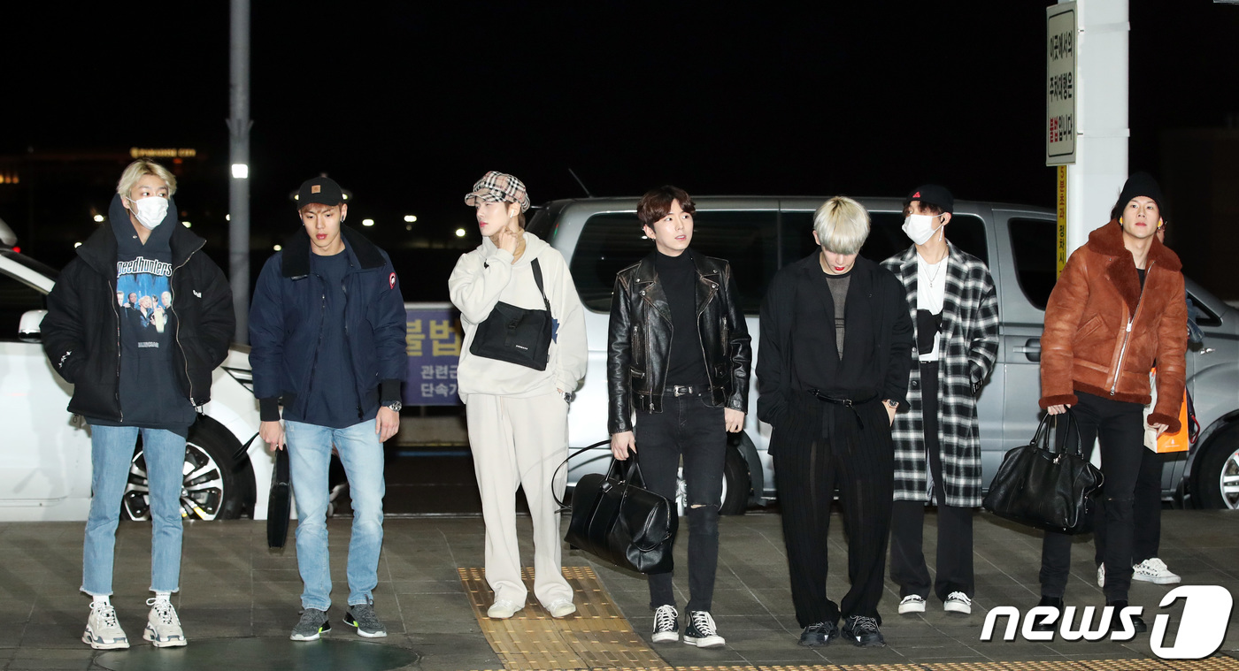 ICN airport=) = Monstar X is leaving for Hong Kong via the Incheon International Airport on the afternoon of the 18th of the Music Bank shooting car.From left: Hyeongwon, Shounu, Decorative reform, Gihyeon, Wonho, IM, The main contribution, 2019.1.18