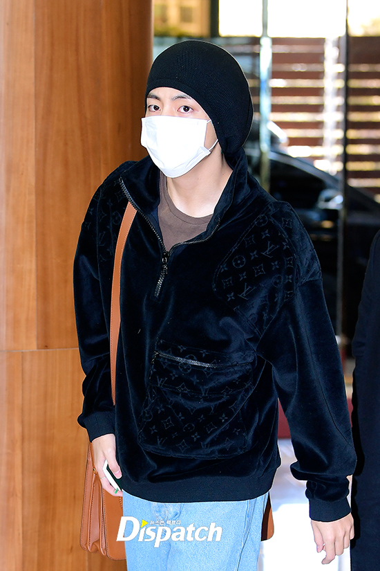 Group BTS departed for Singapore via Gimpo International Airport on the morning of the 18th to digest the World Tour schedule.BTS V produced a comfortable airport fashion with jeans and a home-grown fashion on the day, covering his face with a mask and hat, but his intense eyes caught his eye.city, river, river, and riverThe ratio is perfect.Get your eyes off me, ear yomi.
