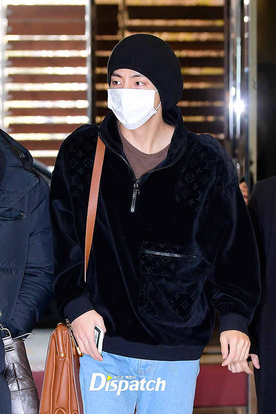 Group BTS departed for Singapore via Gimpo International Airport on the morning of the 18th to digest the World Tour schedule.BTS V produced a comfortable airport fashion with jeans and a home-grown fashion on the day, covering his face with a mask and hat, but his intense eyes caught his eye.city, river, river, and riverThe ratio is perfect.Get your eyes off me, ear yomi.