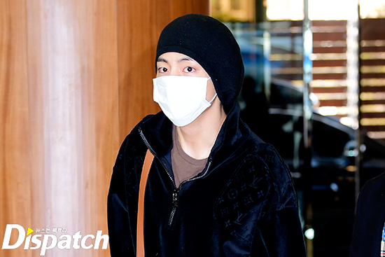 <p> Group ‘BTS’the World Tour schedule to extinguish 18 am Gimpo International Airport via Singapore departure.</p><p>BTS V this day in jeans and a zip-up fashion with a comfortable airport fashion directing. Masks and hats as the face but intense eyes as he did.</p><p>Time. Line. River. Escape</p><p>The percentage complete</p><p>Snow backkom cute</p>