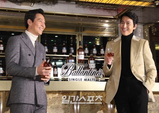 Jung Woo-sung and Lee Jung-jae will each open their films Innocent Witness (Director Lee Han) and To (Director Jang Jaehyun) at a weekly interval to start a family fight.Its only six months since last years Battle was played with Inland and Along with the Gods: The Two Worlds - Causal kite.Innocent Witness, which will be released on the 13th, is a film about a lawyer Sun Ho (Jung Woo-sung), who has to prove the innocence of the leading Murder The Suspect, meeting Ji-woo (Kim Hyang-gi), an autistic girl who is the only witness to the scene of the incident.Jung Woo-sung plays the lawyer Sun Ho of Murder The Suspect in the play, which is different from the intense character that has been shown.Jung Woo-sung said, I felt healed when I first received the Innocent Witness scenario when I was playing Sens movies and Sen characters over the past few years.I felt comfortable playing, he said. I draw a point of compromise for a persons better life. I look back on the essence and value of life as a person named Ji-woo meets a person named Sunho.It is a character who finds and grows his value. To, which was confirmed early on Tuesday, a week later, is a mystery thriller film that begins when Pastor Lee Jung-jae, who was chasing an emerging religious group, faces mysterious characters and events.Lee Jung-jae plays the main character, Pastor Park, in the play; he works with Park Jung-min, who plays the role of the mechanic, and the director of Black Priests Jean Jaehyun, who returned after four years.Lee Jung-jae, who was divided into Park in the teaser trailer released earlier, is well-matched with the atmosphere of the mysterious movie.Is there really real somewhere? Is a meaningful ambassador and collects the attention of the preliminary audience.Jung Woo-sung and Lee Jung-jae, both of whom have already played Battle twice since 2017, in a fence called The Artist Company.The score is 0-2. Lee Jung-jaes victory.At the end of 2017, the first domestic fight broke out with Jung Woo-sungs Steel Rain and Lee Jung-jaes Along with the Gods: The Two Worlds - Sin and Punishment.The result at the time was Lee Jung-jaes decision victory.Steel Rain mobilized 4.45 million viewers, and Along with the Gods: The Two Worlds - Sin and Punishment brought 14.41 million people to the theater, writing a new history of Korean films.Battle, six months ago, is also Lee Jung-jaes perfect win.While The Innang had a crowd of 890,000, Along with the Gods: The Two Worlds - Causal kites made it to the 20 million series with 12.27 million.It is, of course, different from the old Battle.Because Lee Jung-jae appeared as a special appearance in the series Along with the Gods: The Two Worlds at the time.This time, he plays Jung Woo-sung and Battle with his main film To.What will the war between the two brothers end? The hot competition will take place in February.