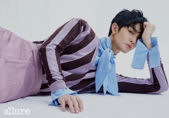 Bae Jin Young from the group Wanna One has become the new Ha Sung-woon.On the 18th, Beauty & Lifestyle magazine Allure Korea, which featured a picture of Bae Jin Young, was sold out temporarily at the same time as the reservation sales began and proved its hot interest.Bae Jin Young, who was released on the 17th, showed warm visuals and various poses and caught the attention of those who are willing to emit hidden talents.Wanna One After the end of the activity, it was the first picture to be shown alone, so the public attention was focused more.In this picture, which was held as an adult concept commemorating the age of 20, Bae Jin Young stimulated his emotions with a deeper look, and received a more enthusiastic welcome for the change from boy to man in a more mature atmosphere.Bae Jin Young, who has already proved a hot topic, has opened a solo V app channel for the first time on the 21st and will be communicating with fans through real-time V live broadcasting.Bae Jin Young is preparing for the 2019 Wanna One Concert Therefore at Gocheok Sky Dome in Guro-gu, Seoul from 24th to 27th.Various photo shoots and love calls are pouring in, spurring preparations for Concert.