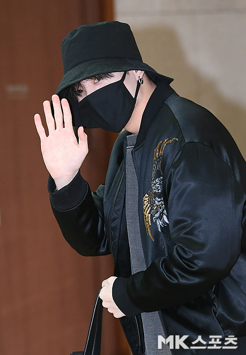 BTS departed from Gimpo International Airport Business Airport Center on the morning of the 18th to attend LOVE YOURSELF World Tour.BTS Jungkook is leaving the country.