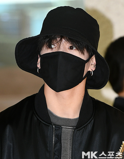 BTS departed from the Gimpo International Airport Business Airport Center on the morning of the 18th to attend the LOVE YOURSELF World Tour.BTS Jungkook is leaving the country.