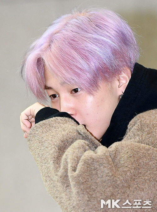 BTS departed from the Gimpo International Airport Business Airport Center on the morning of the 18th to attend the LOVE YOURSELF World Tour.BTS Jimin is leaving the country.