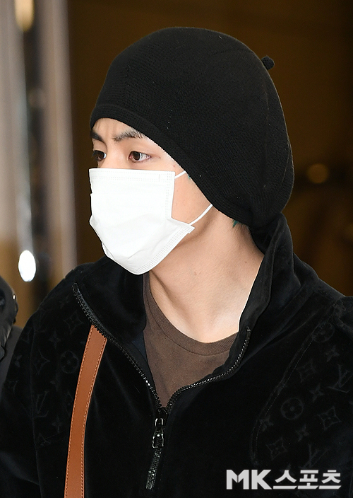 BTS departed for Singapore through Gimpo International Airport Business Airport Center on the morning of the 18th to attend the LOVE YOURSELF World Tour.BTS Vu is leaving the country.