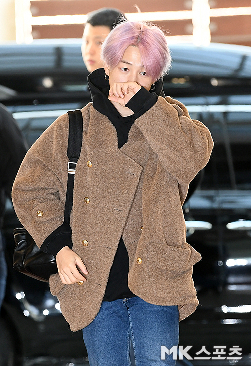 BTS departed for Singapore through the Gimpo International Airport Business Airport Center on the morning of the 18th to attend the LOVE YOURSELF World Tour.BTS Jimin is leaving the country.