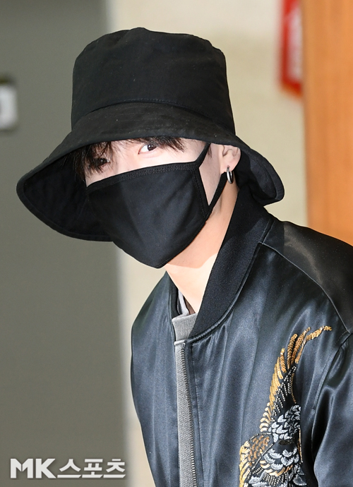 BTS departed for Singapore through the Gimpo International Airport Business Airport Center on the morning of the 18th to attend the LOVE YOURSELF World Tour.BTS Jungkook is leaving the country.