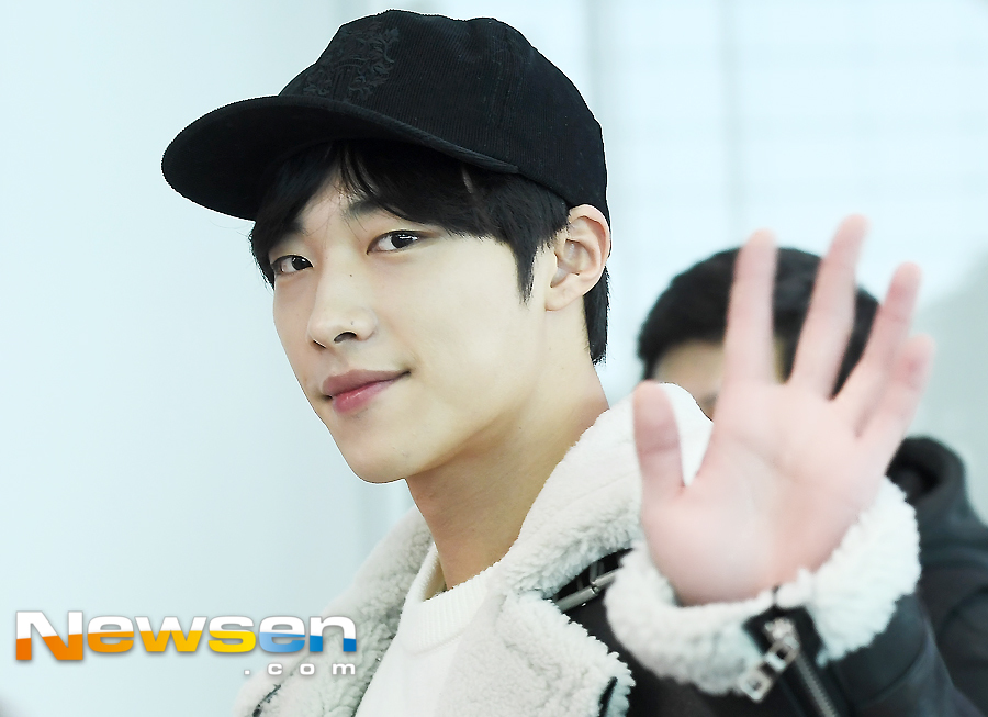 Actor Woo Do-hwan left for Hong Kong on the afternoon of January 18th through the Incheon International Airport, 2019 WOO DO HWAN 1st FAN MEETING IN HONG KONG overseas fan meeting car.Woo Do-hwan is heading for the departure hall on the day.