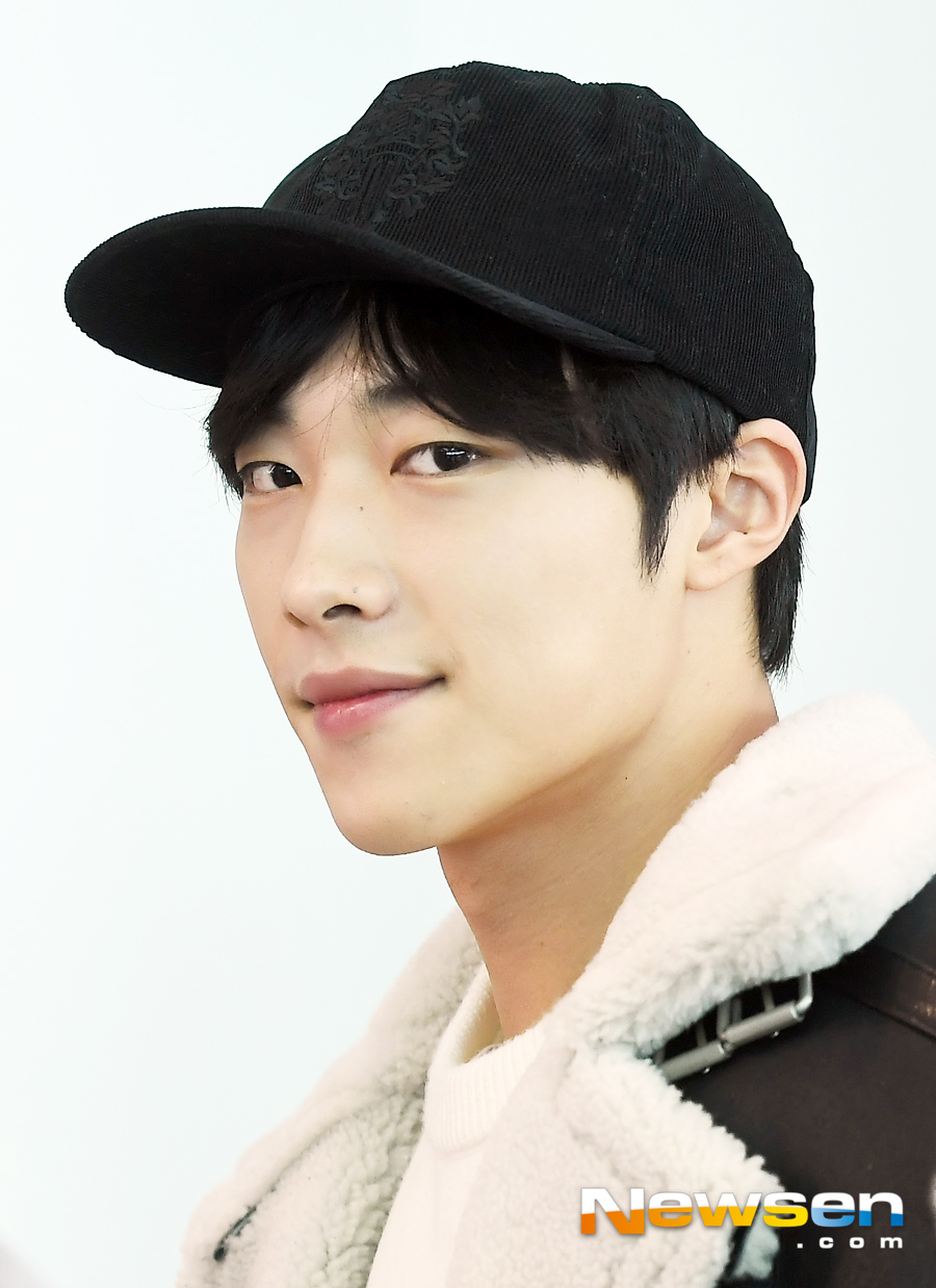 Actor Woo Do-hwan left for Hong Kong on the afternoon of January 18th through the Incheon International Airport, 2019 WOO DO HWAN 1st FAN MEETING IN HONG KONG overseas fan meeting car.Woo Do-hwan is heading for the departure hall on the day.