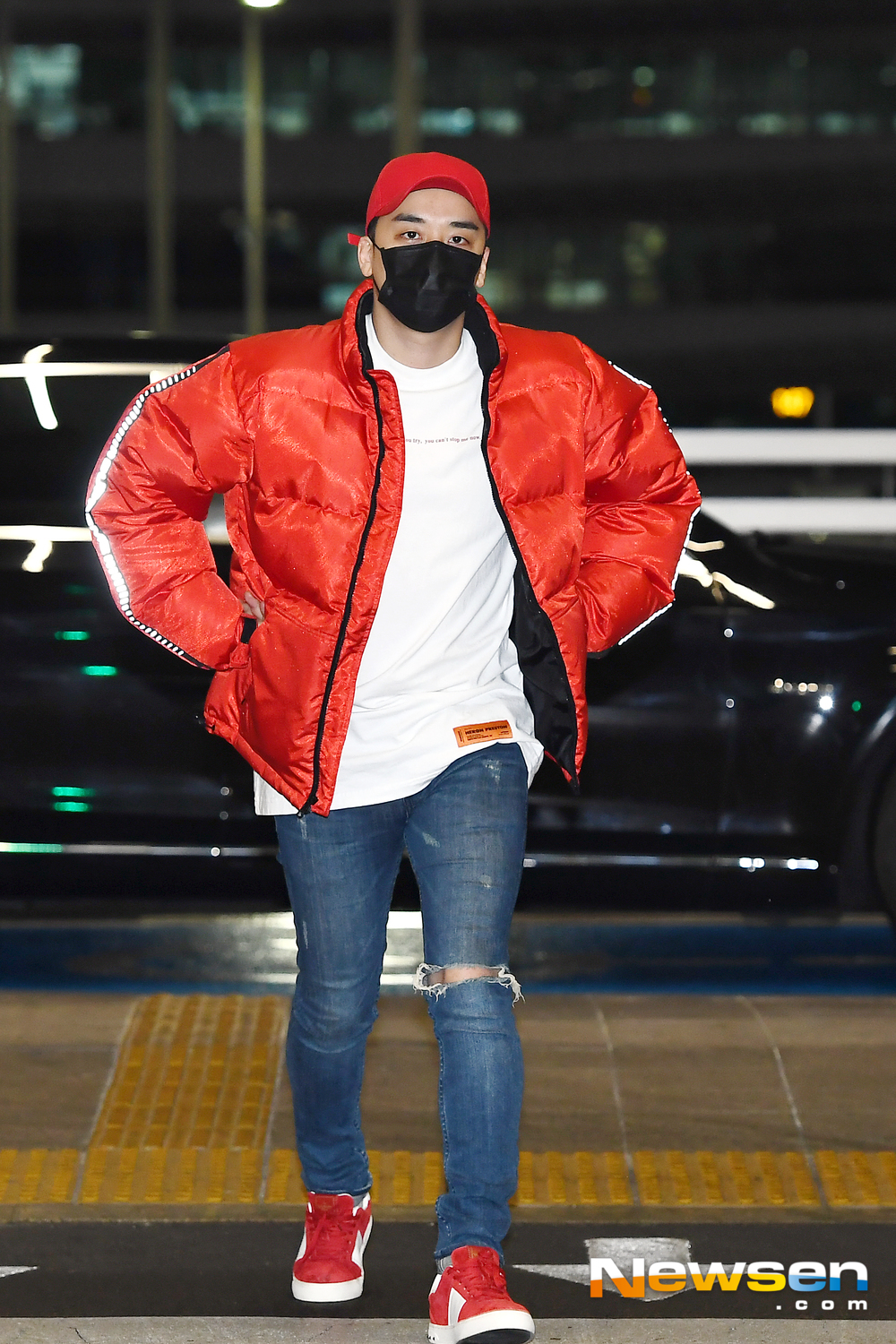 Singer Seungri left for Manila, Philippines, on the afternoon of January 18th, attending a concert in the Philippines through Incheon International Airport in Unseo-dong, Jung-gu, Incheon.Singer Seungri is leaving for Manila, Philippines, showing off airport fashion.exponential earthquake