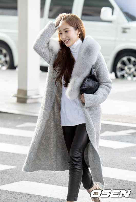 Actor Park Min-young is departing to Taiwan via ICN airport to digest the fan meeting schedule on the afternoon of the 18th.