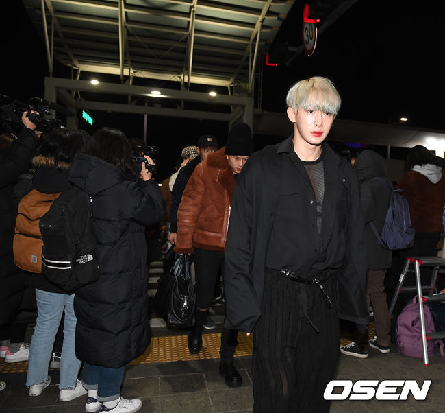Singer Monstar X Wonho is leaving the country via the Incheon International Airport to attend KBS 2TVs Music Bank in Hong Kong on the afternoon of the 18th.