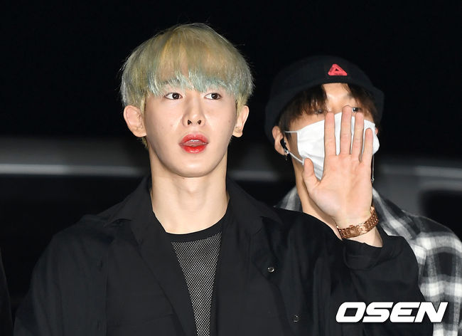 The group Monstarr X left for Hong Kong through the Incheon International Airport on the afternoon of the 18th of the Music Bank shooting car.Group Monstarr X Wonho heads to the departure hall