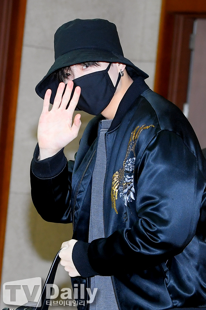 Jungkook of group BTS is participating in the LOVE YOURSELF World Tour and is departing to Singapore through Gimpo International Airport on the morning of the 18th.BTS Departure