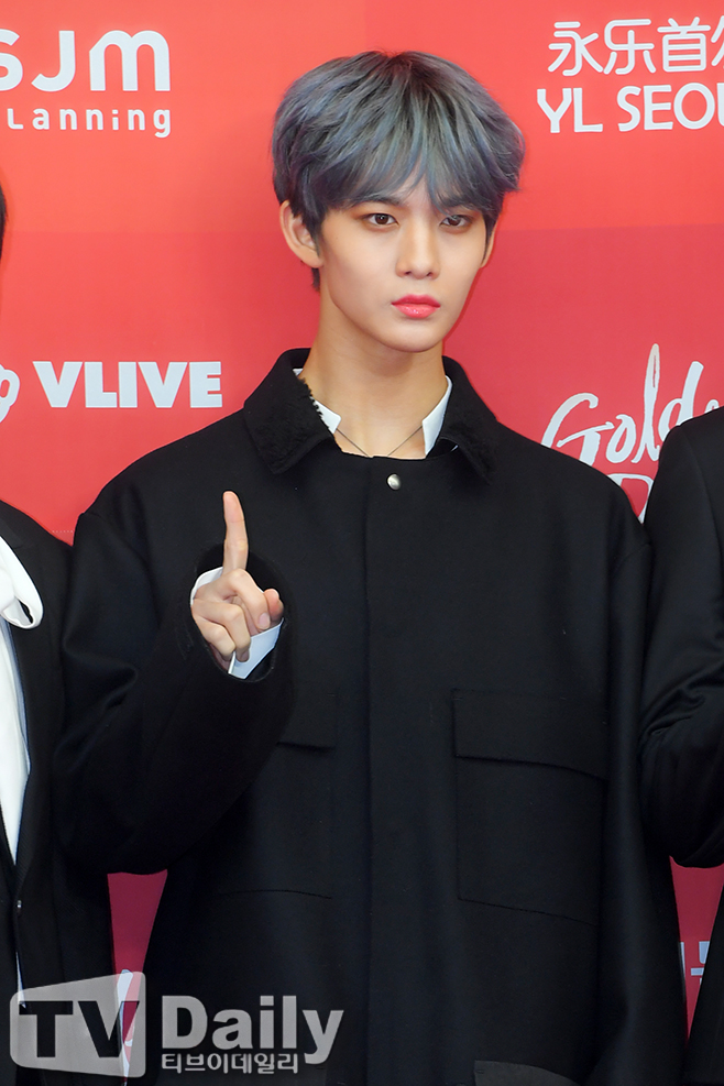 Singer Bae Jin Young, who acted as Wanna One (Kang Daniel Park Ji-hoon Lee Dae-hwi Kim Jae-hwan Ong Seong-wu Park Woo-jin, Rygwan Lin, Yoon Ji-sung, Hwang Min-hyun, Bae Jin Young Ha Sung-woon), meets with fans online.On the 18th, C9 Entertainment said, Bae Jin Young opened its first single V-app channel on the 21st and opened the V-app channel at 6 pm on the 21st.Were going to broadcast, he said.Bae Jin Young is the sole V app Love Live!Wanna One has been broadcasting V apps with members at the time of its activities, but it is the first time to do this alone, so fans are expecting it.On this day, Bae Jin Young, who finished Wanna One official activity on the 1st, will reveal his current situation for the first time and will review his past activities and convey his heart.In particular, Bae Jin Young is actively communicating with his enthusiastic personal fans and hopes that he plans to announce his future plans.Bae Jin Young has released his daily life through SNS, and recently he has been informed of the magazine photo shoot in a more mature atmosphere with an adult concept commemorating the age of 20.Bae Jin Young is also spurring preparations for the 2019 Wanna One concert Therefore at Gocheok Sky Dome in Guro-gu, Seoul from 24th to 27th.Wanna One is a project boy group selected through a referendum on Mnet audition entertainment program Produce 101 Season 2 in 2016.After about two years of activity, the official activities ended in December last year.