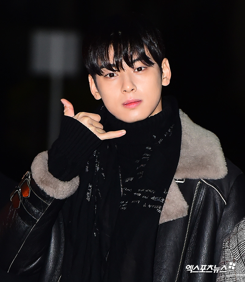 Astro Cha Eun-woo has a photo time at the KBS Music Bank rehearsal held at the KBS New Hall in Yeouido-dong, Seoul on the morning of the 18th.