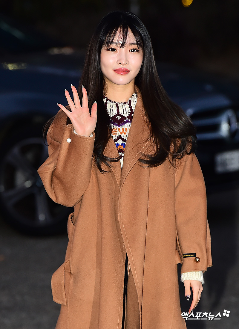 Chungha has a photo time at the KBS Music Bank rehearsal held at the KBS New Hall in Yeouido-dong, Seoul on the morning of the 18th.