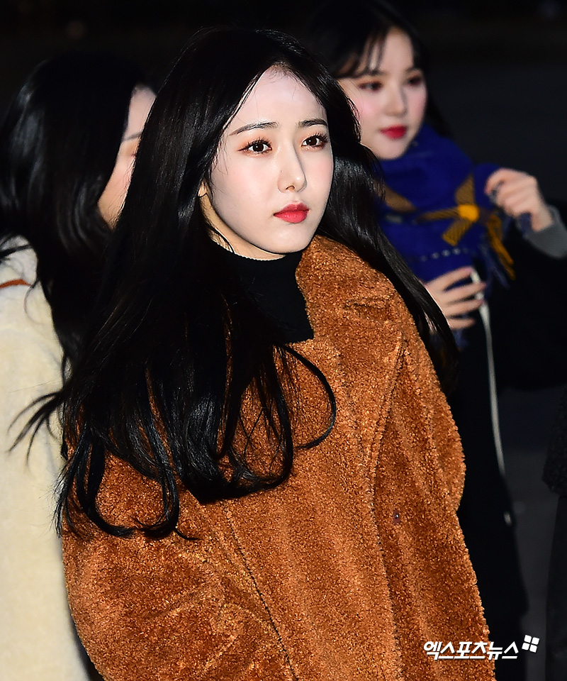 GFriend SinB has a photo time at the KBS Music Bank rehearsal held at the KBS New Hall in Yeouido-dong, Seoul on the morning of the 18th.