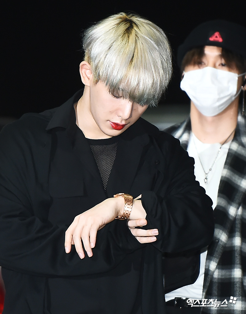 Group Monsta X (MONSTA X) Wonho is departing to Hong Kong through Incheon International Airport on the afternoon of the 18th, attending Music Bank in Hong Kong.