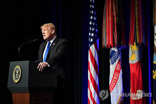 '미사일 방어 검토보고서' 발표하는 트럼프 (워싱턴DC AFP=연합뉴스) 17일(현지시간) 미국 국방부(펜타곤)의 새 '미사일 방어 검토보고서'(MDR) 발표회에서 도널드 트럼프 대통령이 연설하고 있다. 그는 이날 "우리는 미국의 모든 도시를 방어할 수 있는 미사일 방어 프로그램 구축에 전념하고 있다"면서 "모든 형태의 미사일 공격으로부터 미국민을 보호할 것"이라고 강조했다. bulls@yna.co.kr
