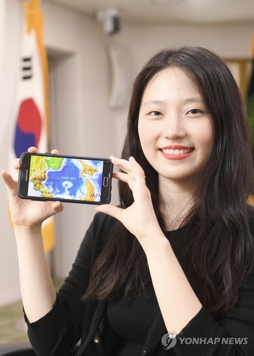 스마트폰 앱의 '일본해'를 '동해'로 바로잡은 홍효진 씨 스마트폰에서 '앱스 카티지'가 개발한 구글 안드로이드 기반의 '오프라인 세계지도 HD' 애플리케이션(앱)에서 일본해 단독표기를 동해로 바로잡은 건국대 국어국문학과 2학년 홍효진(여·22) 씨. 2017.7.25 [건국대학교 제공=연합뉴스 자료사진]