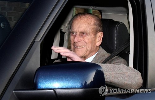 자동차에 타고 있는 필립공의 모습 [로이터=연합뉴스 자료사진]