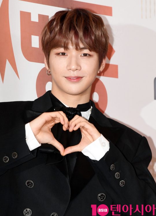 <p>Group Wanna One You Kang Daniel this Idol Chart ranking ranking in 43 consecutive weeks top box it came in.</p><p>Idol Chart 1 December Week 1 rating, ranking in the Kang Daniel is 68320 players to get top on and climbed. By this Kang Daniel is a top record 43 weeks increased.</p><p>Kang Daniel behind Jimin(BTS, 56019), each(BTS, 36717), Jung Kook(BTS, 12727), Lai, Kuan-lin(11770), Ha Sung-woon(11697), Woo-Jin Park(8202), be and keep Sakura(Aizu, 7484), Park JI Hoon(7045), yellow people(6661 people) etc the higher the number of votes recorded.</p><p>Especially this week point average ranking in the Lai Kuan-lin Ha Sung-woon and 3 show the differences as in the top example, and 5 above until exposure on a Billboard face-up.</p><p>Star for a crush to find the like in Kang Daniel the most votes acquired. Kang Daniel is one week only 1 2335 variants of ‘LIKEs’received.</p><p>After Jimin(BTS, 8646), each(BTS, 7814), Ha Sung-woon(2956), Jung Kook(BTS, 2566), Lai, Kuan-lin(2263), Woo-Jin Park(1935), and Sakura(Aizu, 1867), Park JI Hoon(14933), Wanna One(1070) such as the high vote recorded.</p>