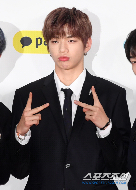 Kang Daniel was named the most-winning ticket holder for 43 consecutive weeks in the Idol chart rating ranking.In the first week of the Idol charts, Kang Daniel was the most-voted figure with 68320 participants, which increased Kang Daniels record to 43 weeks.Followed by Kang Daniel: Jimin (BTS, 56019), Bü (BTS, 36717), Jungkook (BTS, 12727), Lai Kuan-lin (11770), Ha Sung-woon (11697), Park Woo-jin (8202), Miyawaki Sakura (Aizwon, 7484). Park Jihoon (7,045) and Hwang Min-hyun (6,661) received high votes.In particular, Lai Kuan-lin will be in the top spot with only three votes difference from Ha Sung-woon in this weeks rating rankings, and will be on the display board that is exposed to only 5th place.Kang Daniel won the most votes in Likes that could recognize his favorability for the star; Kang Daniel received 12,335 likes in a week.Followed by Jimin (BTS, 8646), Bü (BTS, 7814), Ha Sung-woon (2956), Jungkook (BTS, 2566), Lai Kuan-lin (2263), Park Woo-jin (1935), Miyawaki Sakura (Aizwon, 1867), Park Jihoon (14933). Gag), Wanna One (1070) and others won high votes.