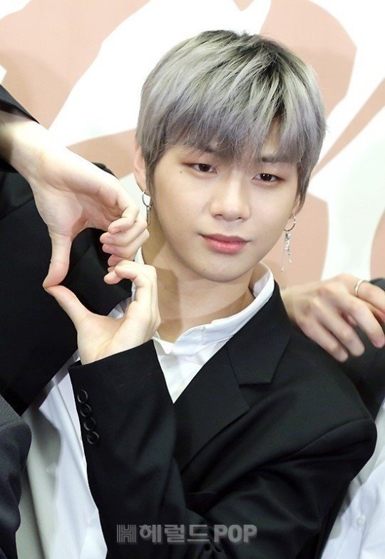 Kang Daniel was named the most-winning ticket holder for 43 consecutive weeks in the Idol chart rating ranking.In the first week of the Idol charts, Kang Daniel was the most-voted figure with 68320 participants, which increased Kang Daniels record to 43 weeks.Followed by Kang Daniel: Jimin (BTS, 56019), Bü (BTS, 36717), Jungkook (BTS, 12727), Lai Kuan-lin (11770), Ha Sung-woon (11697), Park Woo-jin (8202), Miyawaki Sakura (Aizwon, 7484). Park Jihoon (7,045) and Hwang Min-hyun (6,661) received high votes.In particular, Lai Kuan-lin will be in the top spot with only three votes difference from Ha Sung-woon in this weeks rating rankings, and will be on the display board that only exposes to fifth place.Kang Daniel won the most votes in the like that could recognize the stars favorability. Kang Daniel received 12,335 likes in a week.Followed by Jimin (BTS, 8646), Bü (BTS, 7814), Ha Sung-woon (2956), Jungkook (BTS, 2566), Lai Kuan-lin (2263), Park Woo-jin (1935), Miyawaki Sakura (Aizwon, 1867), Park Jihoon (14933). Gag), Wanna One (1070) and others won high votes.
