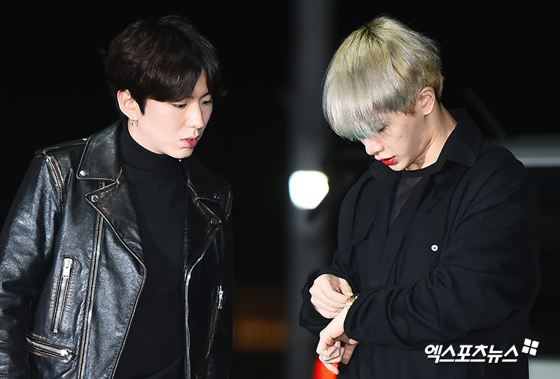 Group Monsta X (MONSTA X) Kihyeon and Wonho are leaving for Hong Kong via the Incheon International Airport on the afternoon of the 18th at the Music Bank in Hong Kong.
