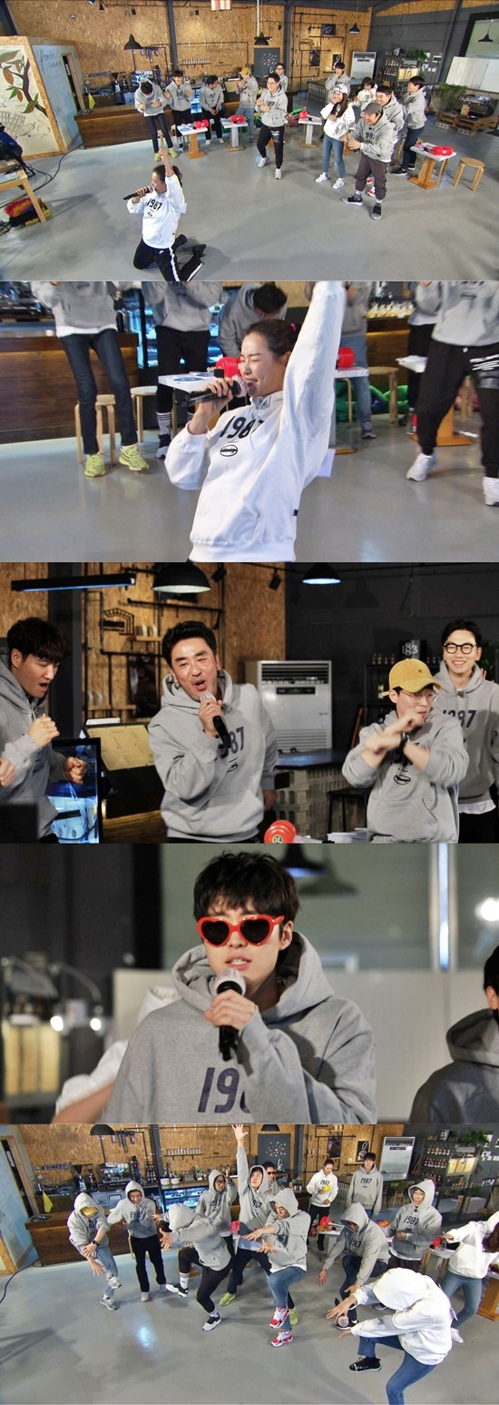 Actor Lee Ha-nui, who appeared in Running Man, shows off his extraordinary excitement.On SBS Running Man broadcasted on the 20th, Chungmuros representative actors, Ryu Seung-ryong, Lee Ha-nui and Jin Seon-kyu and Yi Dong-hwi, will be released.In the recent Running Man recording, the members and guests were talking about the dinner episode, and during the Running Man members asked Lee Ha-nui to ask him what songs are usually called at the dinner party.Lee Ha-nui was embarrassed by the sudden situation, but as soon as the accompaniment began, he turned into a excitement and devastated the filming scene with super Moonlighting floor sweep stage menners with excellent singing skills.Jill Sera Ryu Seung-ryong, Jin Seon-kyu and Yi Dong-hwi and the resonant song performance along with the frenzied dance stage, and the five actors and the members of Running Man showed a scene of the dinner party, not a similar filming scene.What is the identity of the mission that has made everyone so enthusiastic, and the story of the filming scene turning into a dinner hall can be seen at Running Man broadcasted at 5 pm on Sunday, 20th.Photo = SBS