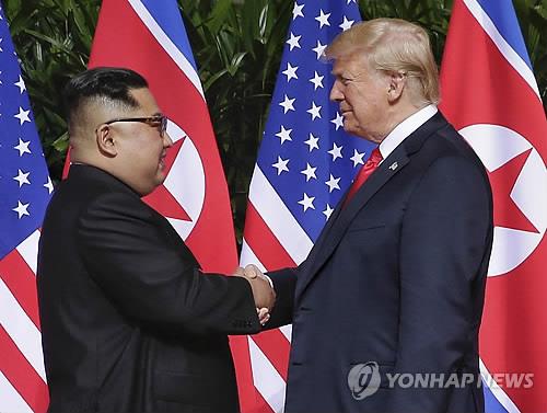 사진은 지난 2018년 6월12일 싱가포르에서 회동한 트럼프(오른쪽) 미국 대통령과 북한 김정은이 악수하는 모습  [EPA=연합뉴스 자료사진]
