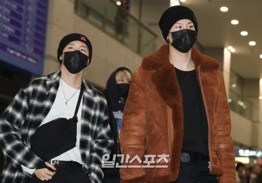 Joo Heon and A I-em are entering the immigration center.