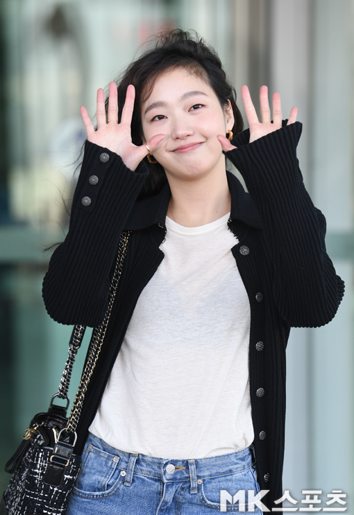 On Tuesday afternoon Kim Go-eun left for Paris, France, via the Incheon International Airport to attend the Paris Fashion show.Kim Go-eun heads to departure hall and has photo time