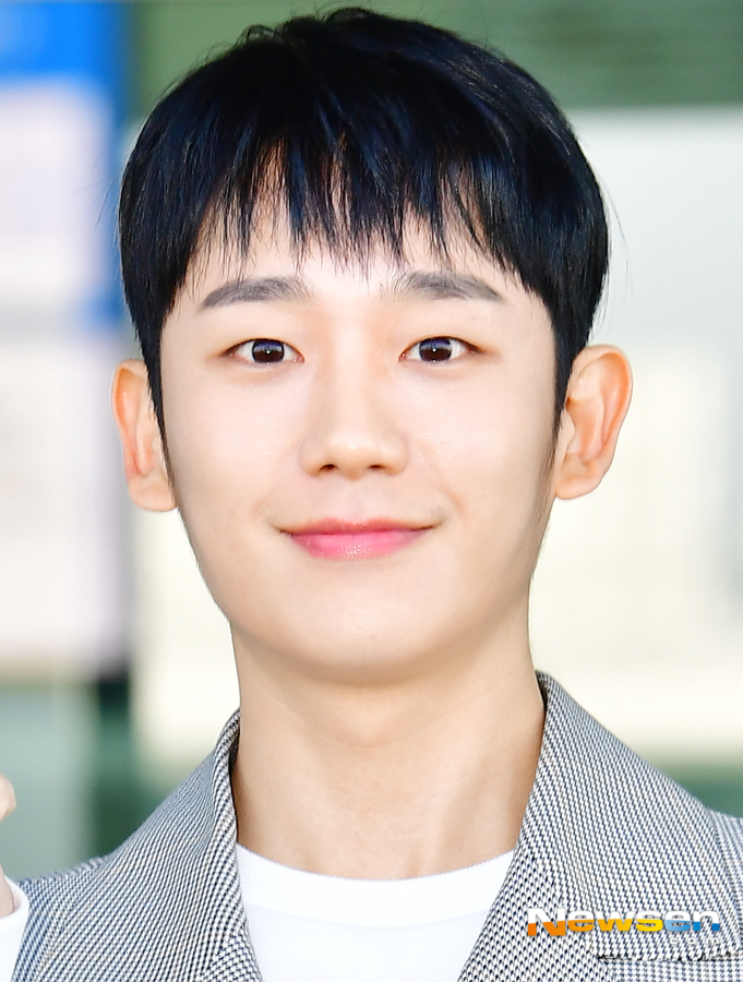 Actor Jung Hae In A male brand AD shooting car left for LA on January 20th through the Incheon International Airport Terminal #2.Jung Hae In is heading to the departure hall on the day.Jang Gyeong-ho
