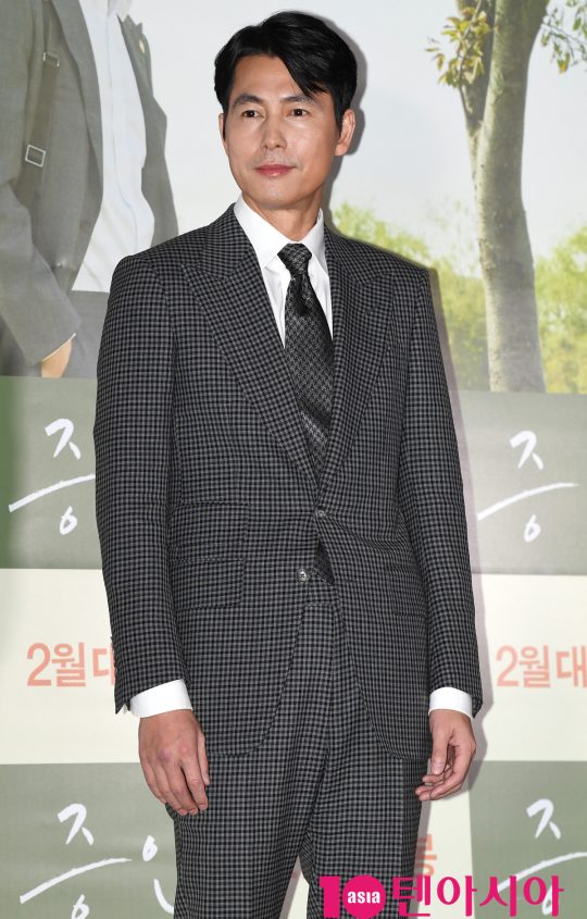 Actor Jung Woo-sung poses at the media preview of the movie Innocent Witness at the entrance of Lotte Cinema Counter in Jayang-dong, Gwangjin-gu, Seoul on the afternoon of the 21st.Innocent Witness is a story that Jung Woo-sung, a lawyer who has to prove the innocence of a possible murder suspect, meets Kim Hyang Gi, an autistic girl who is the only witness at the scene of the incident.Jung Woo-sung and Kim Hyang Gi will appear on February 13th.