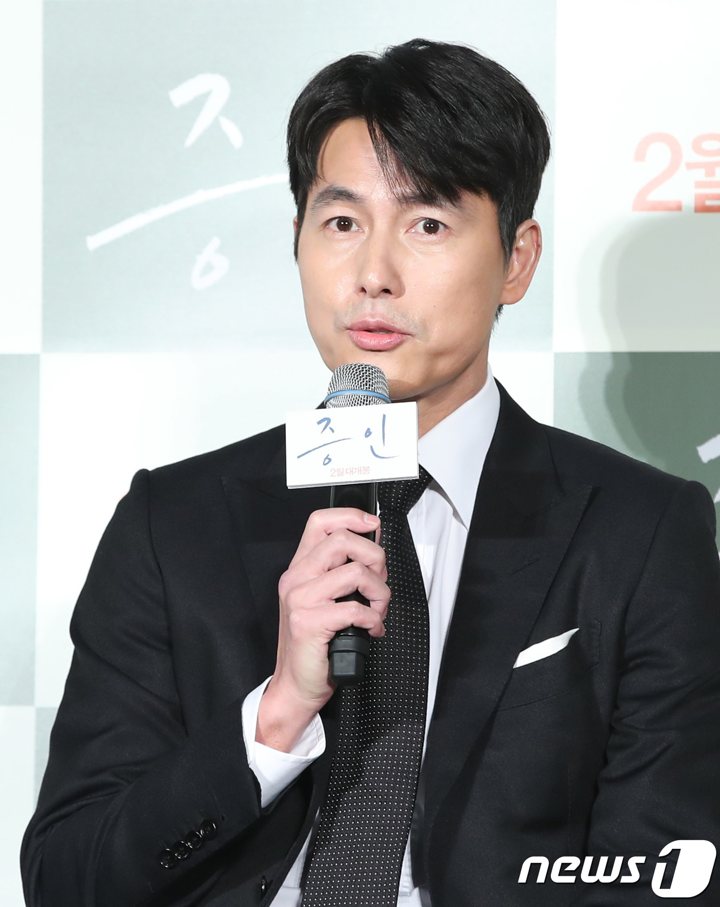 Jung Woo-sung recalled the first time he read the scenario of this movie at the media distribution preview of the movie Innocent Witness (director Lee Han) at the entrance of Lotte Cinema Counter in Seoul on the 21st, saying, The feelings that Ji-woo and Sunho share, and the feelings that I share with my father were so warm.I felt that warmth for a long time and felt like I was healed when I covered the scenario. That was probably contrary to the characters in the works I have been working on over the past few years.I think it was a scenario that I could afford to take care of myself from the inside, so I felt like that. When I covered the scenario, I felt like I wanted to shoot right away.I wanted to feel and express the feelings I felt while reading the scenario while meeting Ji-woo on the set. Innocent Witness depicted what happened when a large law firm lawyer Sunho, who was supposed to be a snob for reality, was identified as a lawyer in a murder case that had the opportunity to be promoted to a partner lawyer, and met an autistic girl, the only witness to the case.Actor Jung Woo-sung played the role of lawyer Sun Ho who must prove the innocence of the leading The Suspect, and Kim Hyang Gi played the role of Ji-woo, the autistic girl who is the only witness to the case.Lee Gyu-hyung played the role of the prosecutor in charge of the case, Yeom Hye-ran played the role of The Suspect Miran in the case, Jang Young-nam played the mother of Ji-woo, and Park Geun-hyung played the old friend Su-in of Sunho.Meanwhile, Innocent Witness will be released on February 13th.