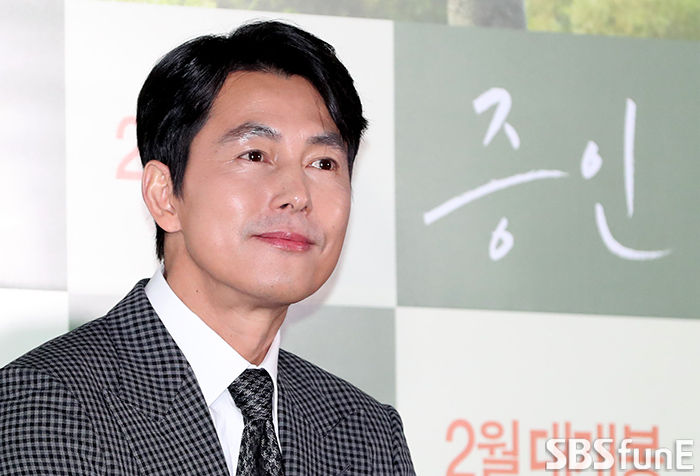 Actor Jung Woo-sung is attending the premiere of the movie Innocent Witness at the entrance of Lotte Cinema Counter in Gwangjin-gu, Seoul on the afternoon of the 21st.