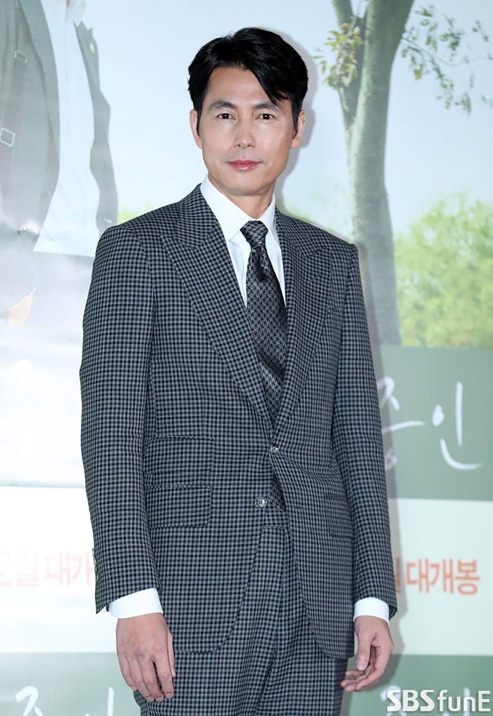 Actor Jung Woo-sung has a photo time at the premiere of the movie Windness at the entrance of Lotte Cinema Counter in Gwangjin-gu, Seoul on the afternoon of the 21st.