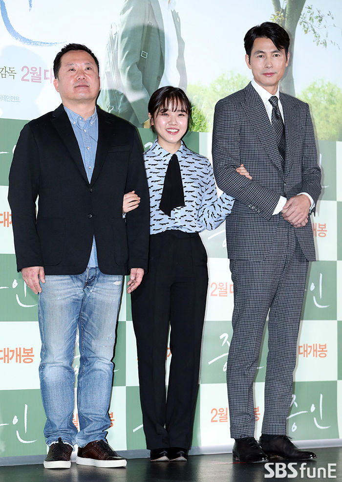 Director Lee (from left), actors Kim Hyang Gi and Jung Woo-sung have a photo time at the premiere of the movie Innocent Witness at the entrance of Lotte Cinema Counter in Gwangjin-gu, Seoul on the afternoon of the 21st.