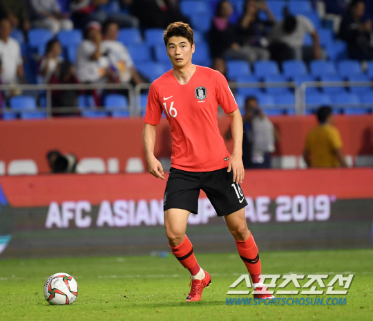 한국과 필리핀의 2019 아시안컵 조별예선 1차전 경기가 7일 아랍에미리트 두바이 알막툼 스타디움에서 열렸다. 기성용이 패스할 곳을 찾고 있다. 두바이(아랍에미리트)=허상욱 기자 wook@sportschosun.com/2019.01.07/