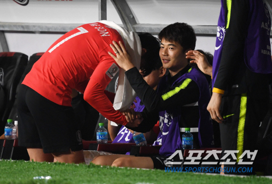 한국과 중국의 2019 AFC 아시안컵 C조 조별리그 3차전이 16일(현지시간) 아랍에미리트 아부다비 알 나얀 스타디움에서 열렸다. 손흥민이 교체되며 기성용과 포옹을 하고 있다. 아부다비(아랍에미리트)=허상욱 기자 wook@sportschosun.com/2019.01.16/