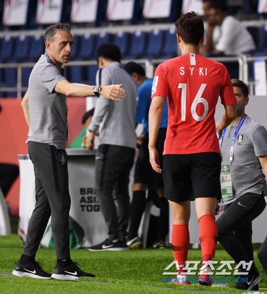 한국과 필리핀의 2019 아시안컵 조별예선 1차전 경기가 7일 아랍에미리트 두바이 알막툼 스타디움에서 열렸다. 기성용이 후반 교체아웃되며 벤투 감독의 격려를 받고 있다. 두바이(아랍에미리트)=허상욱 기자 wook@sportschosun.com/2019.01.07/