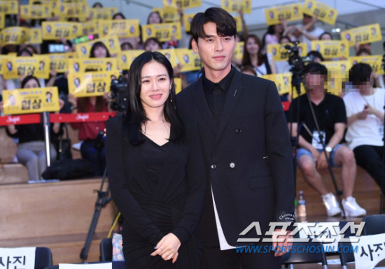 Actors Hyun Bin and Son Ye-jins romance rumor are on the rise online as it re-ignites: The second pink rumour after the last 10 days.The agency is still confirming, but fans are expecting a devotional recognition and have a lot of comments on related reports.On the 21st, an online community posted a picture of a man and woman presumed to be Hyun Bin and Son Ye-jin at a mart that appears to be in United States of America.I covered my face with a hat and sunglasses, and the picture spread quickly and the romance rumor of the two people once again popped.The two actors of the same age have already played a romance rumor on the last 10 days.At that time, the Community said, We are traveling together in United States of America LA and Hyun Bin has eaten with Son Ye-jin and Son Ye-jins mother.The two actors agency immediately denied; Son Ye-jins agency said: Son Ye-jin is right that he has gone to Travel at the moment.However, there is no internally shared part about his devotion to Hyun Bin. He said, Son Ye-jins parents are together. My parents are in Korea now. Hyun Bin also said, It is true that the memories of Alhambra Palace have been taken abroad, but the rumors with Son Ye-jin are not true. The first romance rumor faded quickly because the rebuttal was concrete and there was no photo to prove the date, but this time, the picture with clear circumstances was released.Many fans are saying, The two people are so good together, the meeting of a good man and a good woman, and there is an atmosphere of making devotion a reality.Unlike 11 days ago, the agency is also cautious this time.There is a growing interest in the official position of the first big star couple this year.