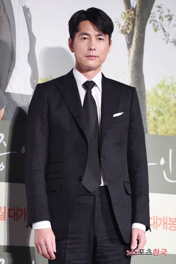 Actor Jung Woo-sung, who starred in the movie Innocent Witness, revealed his co-work with Kim Hyang Gi.Jung Woo-sung asked whether there was a generation difference with Kim Hyang Gi, who was 27 years old, and said, I think it may be my own mistake, but I do not think it was unreasonable to communicate at all.I have been very close to knowing the fragrance since 17 years ago. The film Innocent Witness is a film about a lawyer Sun-ho, who has to prove the innocence of a possible murder suspect, as he meets Ji-woo, an autistic girl who is the only witness to the scene of the incident.Jung Woo-sung was once called a civilian fighter in the play, but now he has Acted Yang Soon-ho, a large law firm lawyer who compromised with reality.In order to win the trial, Ji-woo, the only witness and autistic girl, must be set up as Innocent Witness.Jung Woo-sung said, When I read the scenario, the feelings that Ji-woo and Sunho shared, and the feelings that my father and Sunho shared were warm. When I felt that warmth and covered the scenario, I felt some healing.It was a scenario that had the capacity to look back on itself inside a human being, and I wanted to shoot it as soon as I covered the scenario. I did not particularly restrain my feelings because I had to be seen as a good person, he said. I expressed my feelings without being the most unresolved of the actors I have ever played.When I met Ji-woo, I naturally reacted to things like innocence in my relationship with my father. Jung Woo-sung commented on his favorite scene, Ji-woo asks Sunho to the ending.The question posed by the innocent, unspoilt Ji-woo in the scene was as if the next generation were asking me.The next generation asked me, Is the uncle a good person? I asked, Are we justified? So it is a heavy and big question. The film Innocent Witness starring Jung Woo-sung and Kim Hyang Gi will be released on February 13.