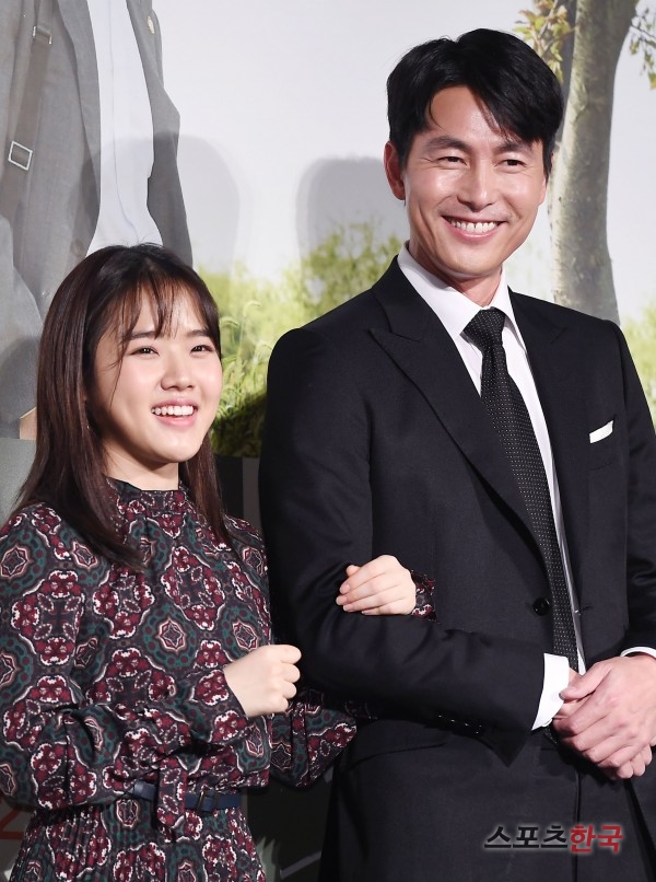 Actor Jung Woo-sung, who starred in the movie Innocent Witness, revealed his co-work with Kim Hyang Gi.Jung Woo-sung asked whether there was a generation difference with Kim Hyang Gi, who was 27 years old, and said, I think it may be my own mistake, but I do not think it was unreasonable to communicate at all.I have been very close to knowing the fragrance since 17 years ago. The film Innocent Witness is a film about a lawyer Sun-ho, who has to prove the innocence of a possible murder suspect, as he meets Ji-woo, an autistic girl who is the only witness to the scene of the incident.Jung Woo-sung was once called a civilian fighter in the play, but now he has Acted Yang Soon-ho, a large law firm lawyer who compromised with reality.In order to win the trial, Ji-woo, the only witness and autistic girl, must be set up as Innocent Witness.Jung Woo-sung said, When I read the scenario, the feelings that Ji-woo and Sunho shared, and the feelings that my father and Sunho shared were warm. When I felt that warmth and covered the scenario, I felt some healing.It was a scenario that had the capacity to look back on itself inside a human being, and I wanted to shoot it as soon as I covered the scenario. I did not particularly restrain my feelings because I had to be seen as a good person, he said. I expressed my feelings without being the most unresolved of the actors I have ever played.When I met Ji-woo, I naturally reacted to things like innocence in my relationship with my father. Jung Woo-sung commented on his favorite scene, Ji-woo asks Sunho to the ending.The question posed by the innocent, unspoilt Ji-woo in the scene was as if the next generation were asking me.The next generation asked me, Is the uncle a good person? I asked, Are we justified? So it is a heavy and big question. The film Innocent Witness starring Jung Woo-sung and Kim Hyang Gi will be released on February 13.