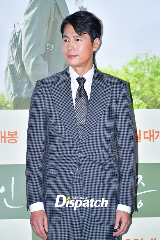 The movie Innocent Witness (director Lee Han) premiere was held at the entrance of Lotte Cinema Counter in Jayang-dong, Gwangjin-gu, Seoul on the afternoon of the 21st.Jung Woo-sung was baptized by reporters on the same day with a piece-like appearance.Meanwhile, the film Innocent Witness will be released on February 13th as a film about a lawyer Jung Woo-sung, who has to prove the innocence of a possible murder suspect, meeting an autistic girl, Ji-woo (Kim Hyang-gi), who is the only witness to the scene of the incident.visuals living alone in the worldright face pieceleft face pieceFace, ten days.