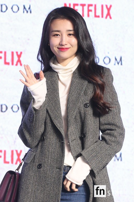 Actor Park Ha-sun attended the Netflix drama Kingdom red carpet event held at Jamsil Lotte Mall in Songpa-gu, Seoul on the afternoon of the 21st.Kingdom is a mystery thriller that begins with the end of the Joseon Dynasty toward the prince who was turned into a traitor when the dead king revived, and the secrets of those who became monsters at the end of hunger there.Kingdom, starring Joo Ji-hoon, Bae Doo-na and Ryu Seung-ryong, is scheduled to be broadcast on January 25th.