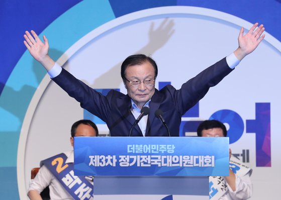 이해찬 의원이 지난 해 8월 더불어민주당 대표에 선출되자 두 손을 번쩍 들어올리고 있다. [연합뉴스]
